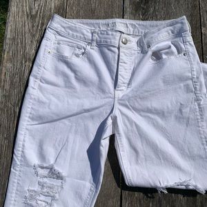 AE Tomgirl White Distressed Jeans Size 14/32W